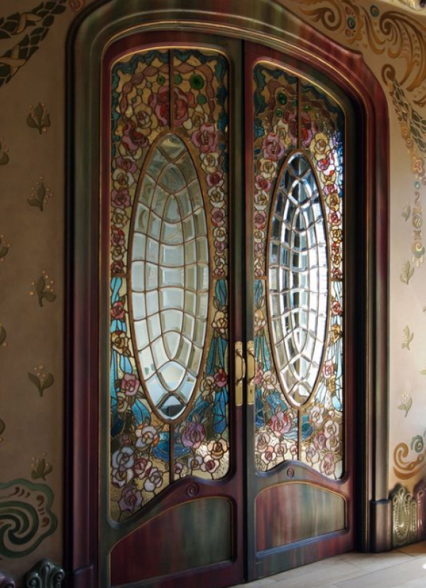 Pintu rumah dengan aksen panel kaca stained glass